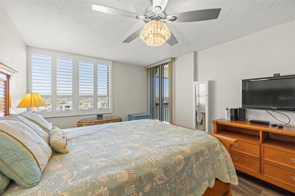 For Sale: $420,000 (2 beds, 2 baths, 1160 Square Feet)