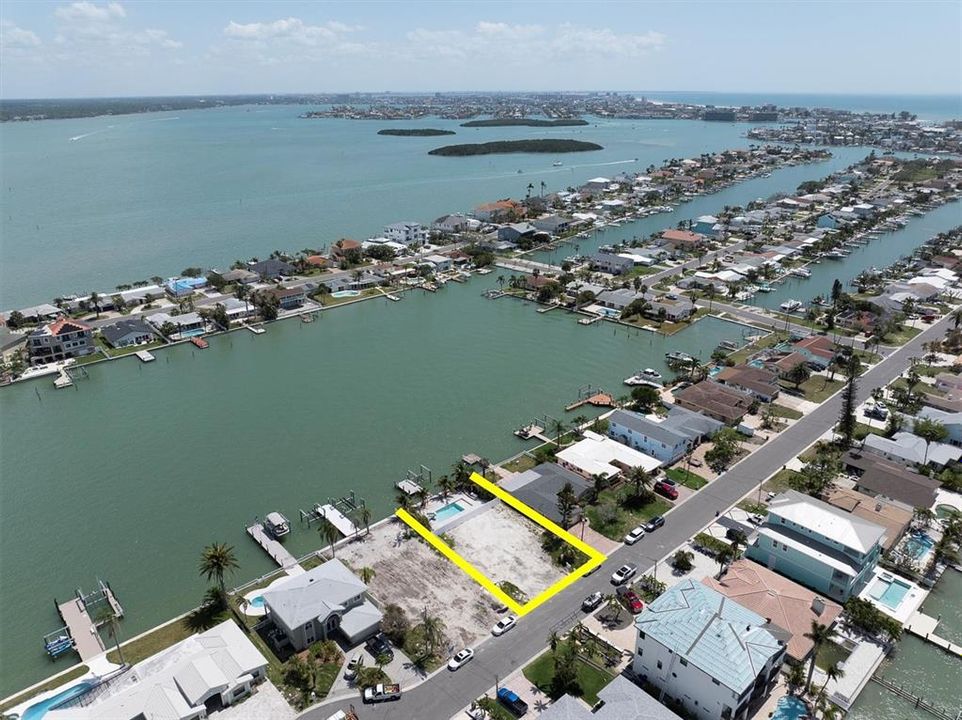 На продажу: $1,200,000 (0.17 acres)