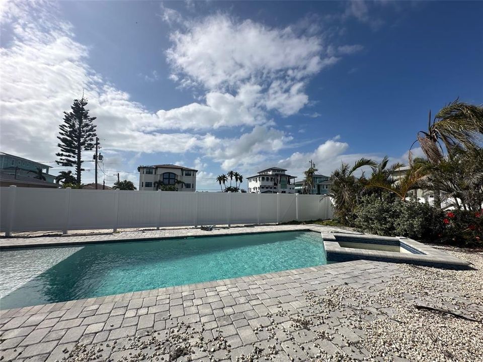 На продажу: $1,200,000 (0.17 acres)