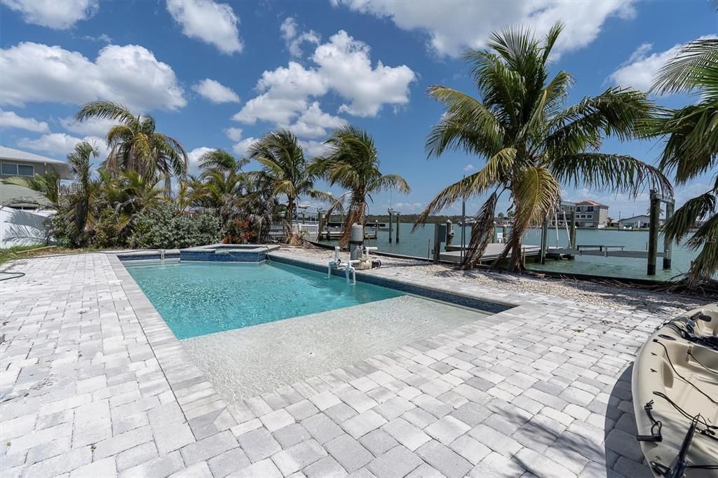 На продажу: $1,200,000 (0.17 acres)