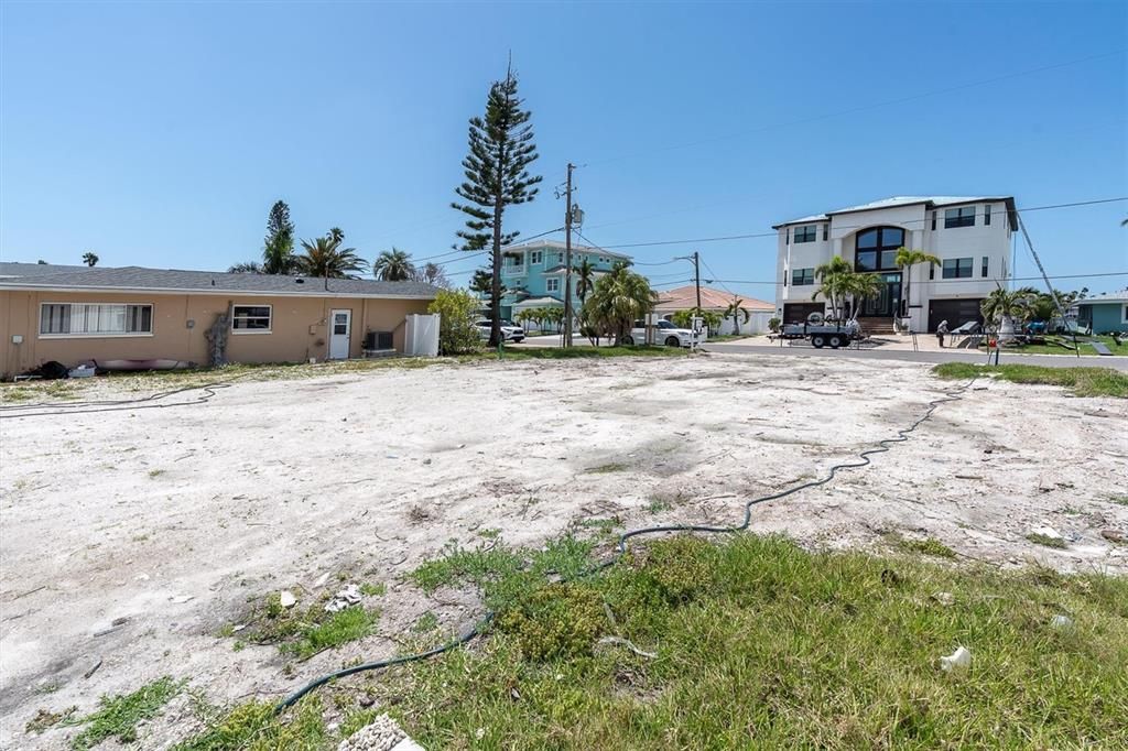 На продажу: $1,200,000 (0.17 acres)