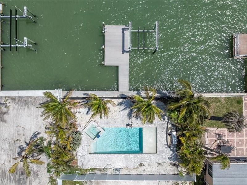 На продажу: $1,200,000 (0.17 acres)