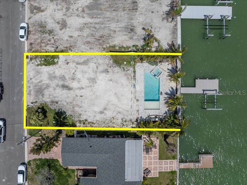 На продажу: $1,200,000 (0.17 acres)