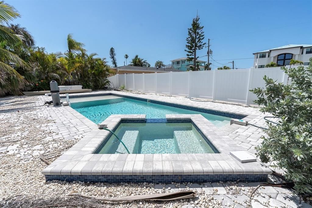 На продажу: $1,200,000 (0.17 acres)