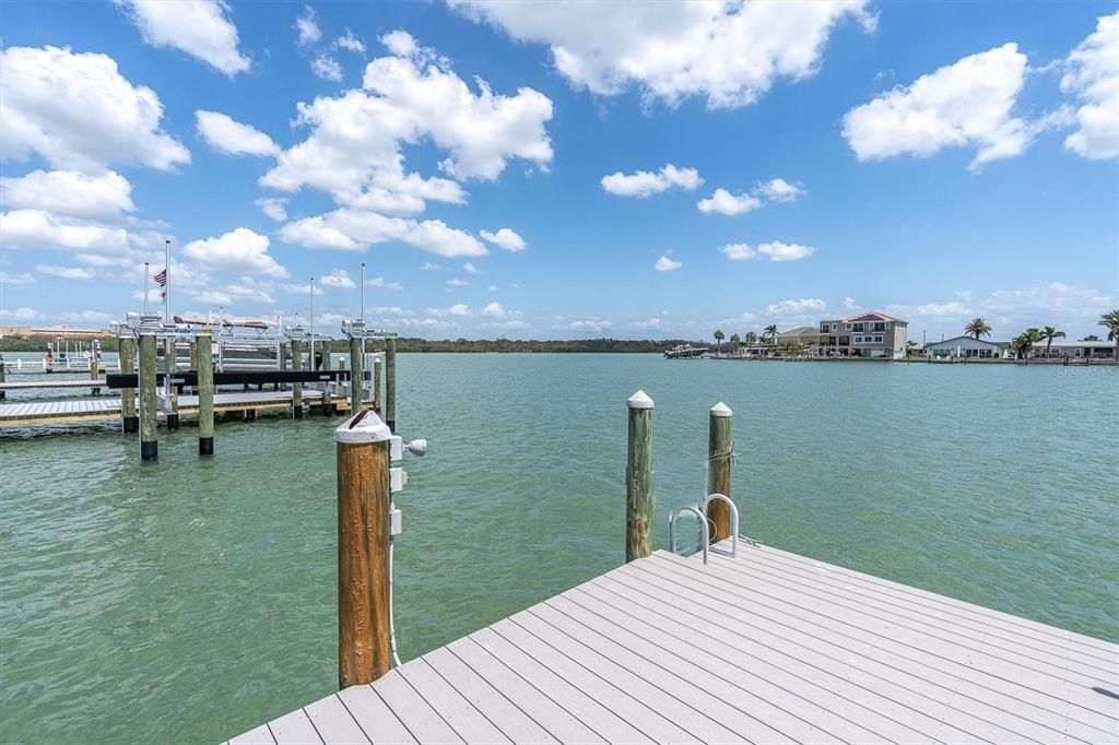 На продажу: $1,200,000 (0.17 acres)