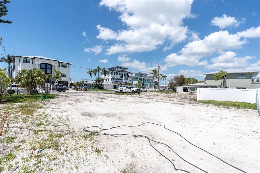 На продажу: $1,200,000 (0.17 acres)