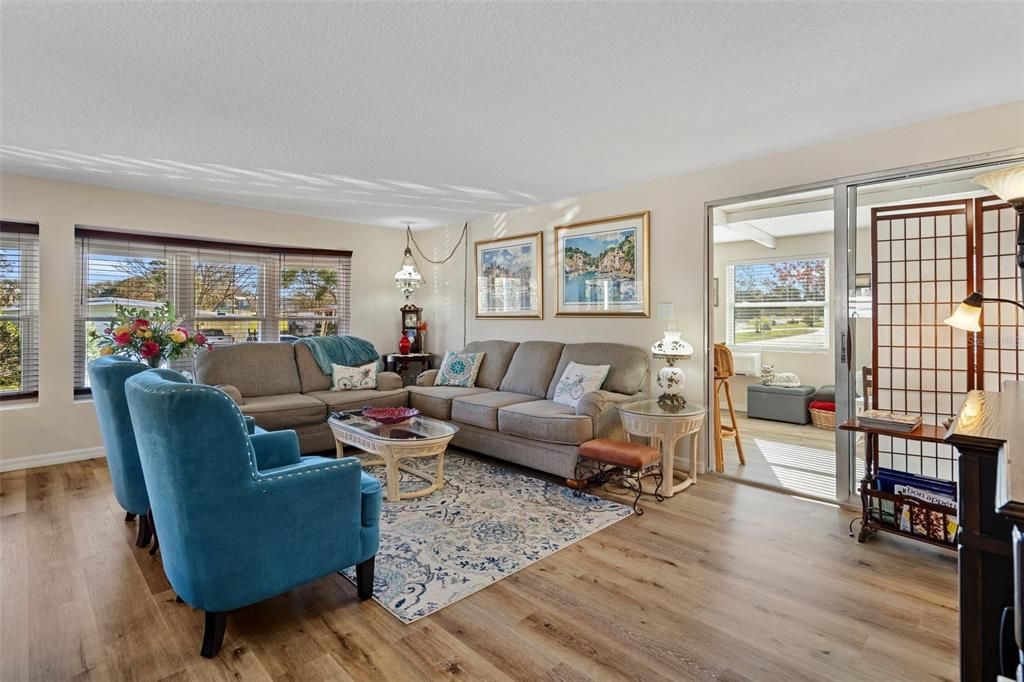 Active With Contract: $224,900 (2 beds, 2 baths, 1104 Square Feet)