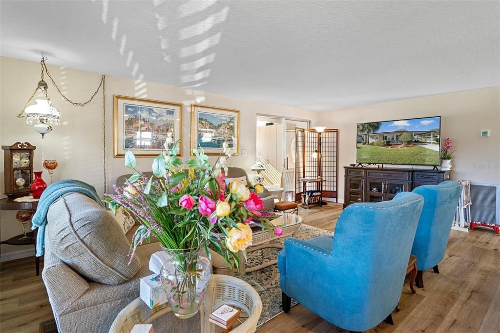 Active With Contract: $224,900 (2 beds, 2 baths, 1104 Square Feet)