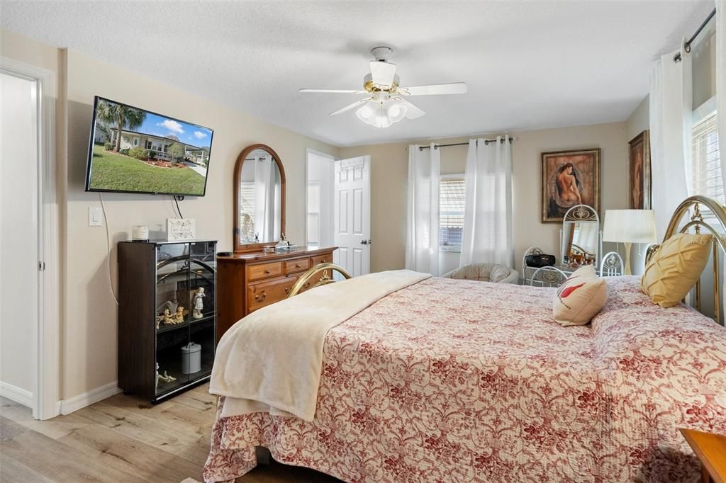 Active With Contract: $224,900 (2 beds, 2 baths, 1104 Square Feet)