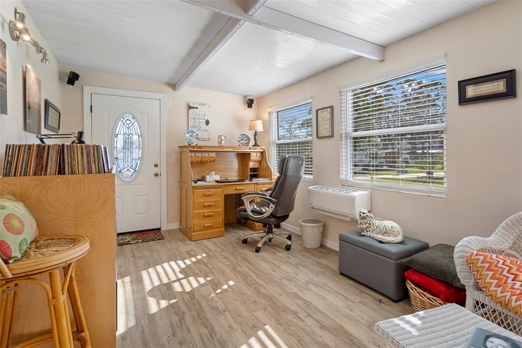 Active With Contract: $224,900 (2 beds, 2 baths, 1104 Square Feet)