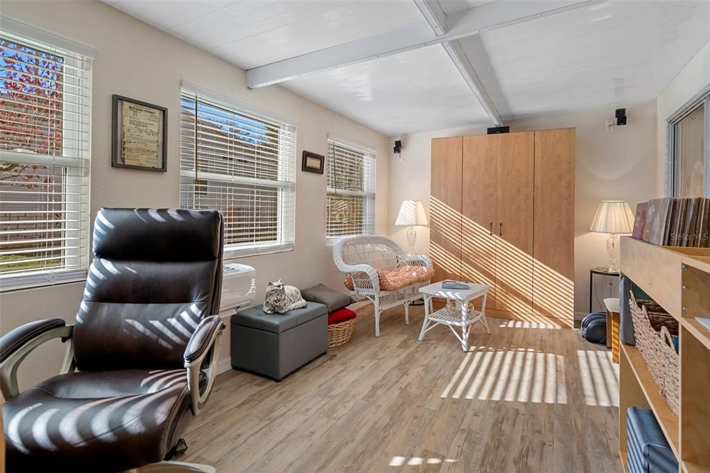 Active With Contract: $224,900 (2 beds, 2 baths, 1104 Square Feet)