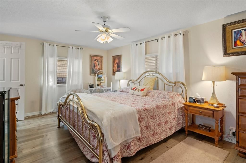 Active With Contract: $224,900 (2 beds, 2 baths, 1104 Square Feet)