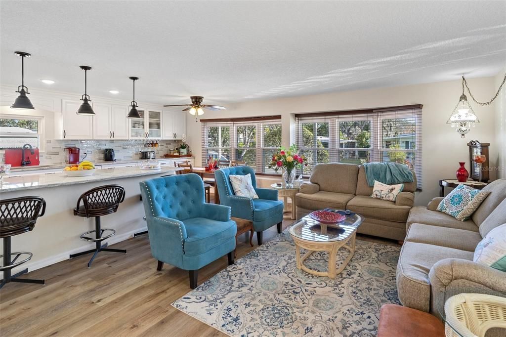 Active With Contract: $224,900 (2 beds, 2 baths, 1104 Square Feet)