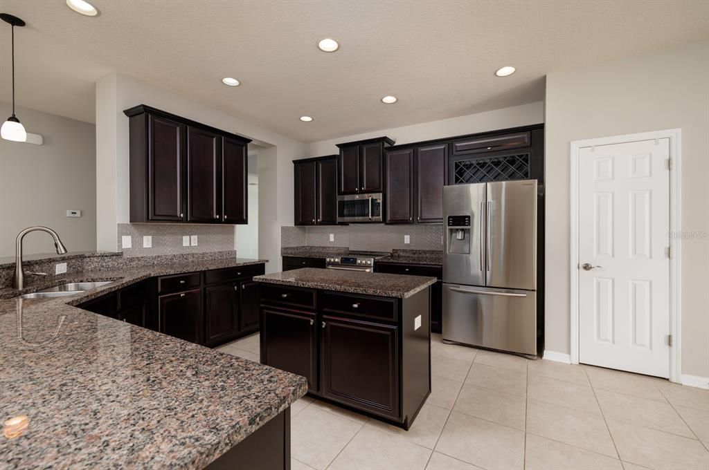 待售: $450,000 (4 贝兹, 3 浴室, 2660 平方英尺)