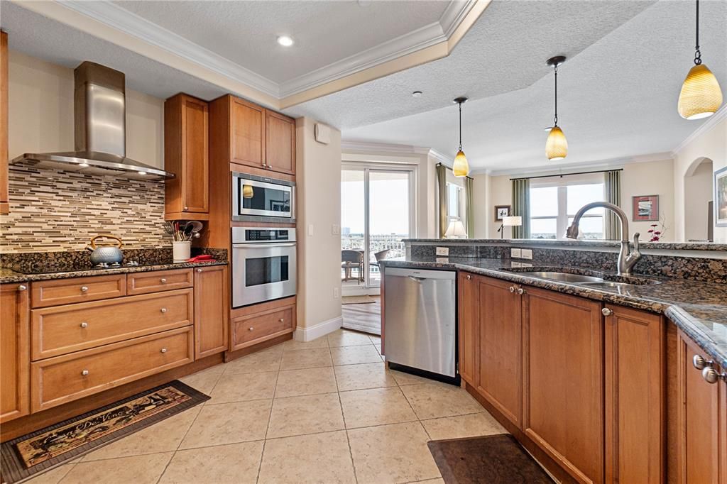 待售: $750,000 (3 贝兹, 3 浴室, 2406 平方英尺)