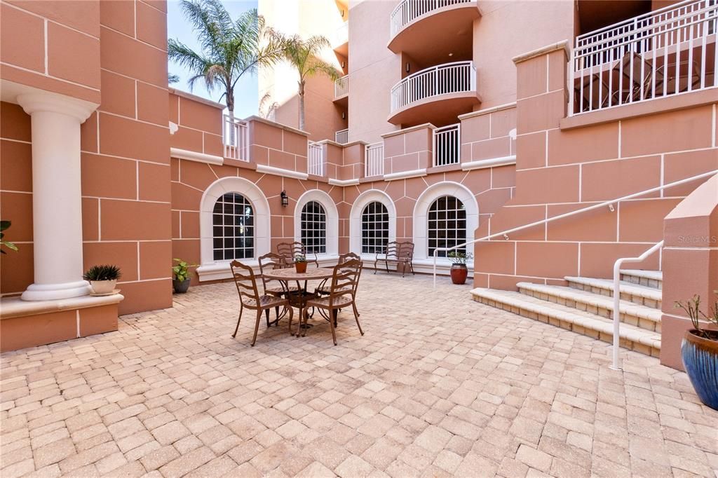 待售: $750,000 (3 贝兹, 3 浴室, 2406 平方英尺)