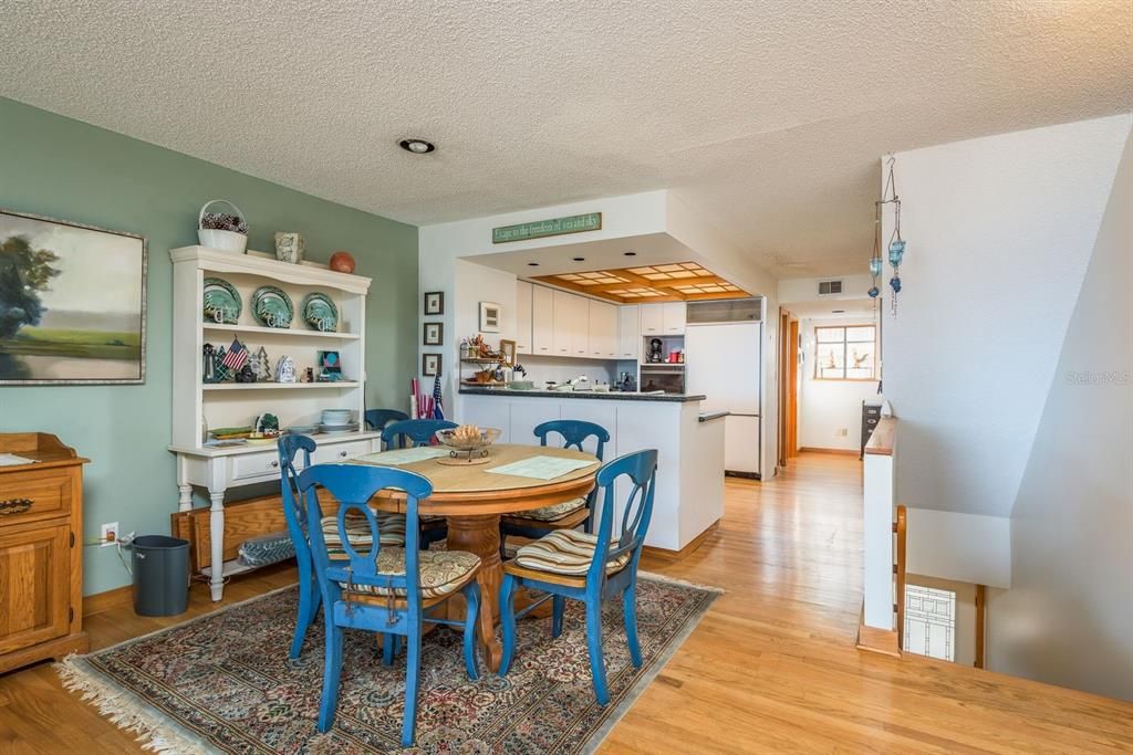 待售: $999,900 (2 贝兹, 2 浴室, 1350 平方英尺)