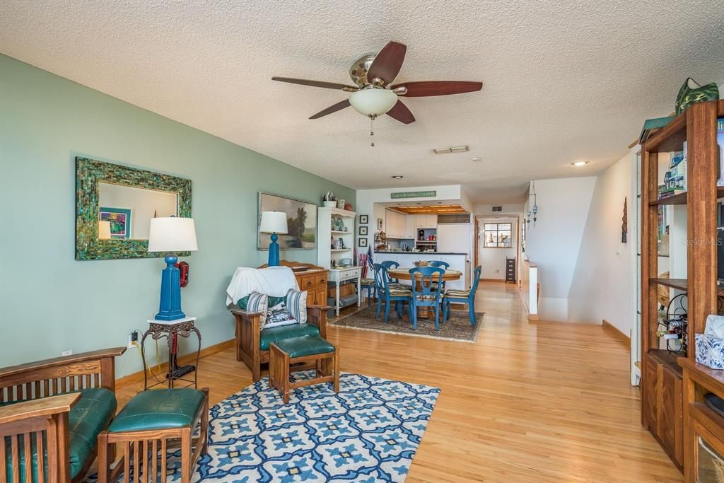 待售: $999,900 (2 贝兹, 2 浴室, 1350 平方英尺)