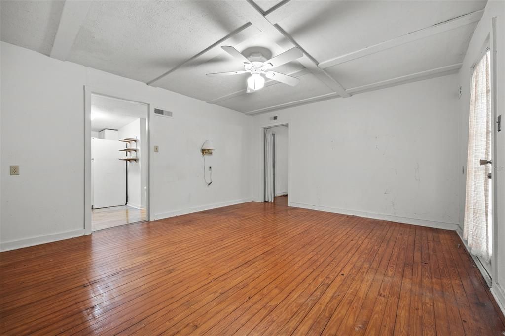 For Sale: $215,000 (2 beds, 1 baths, 988 Square Feet)