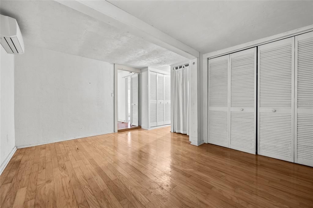 For Sale: $215,000 (2 beds, 1 baths, 988 Square Feet)