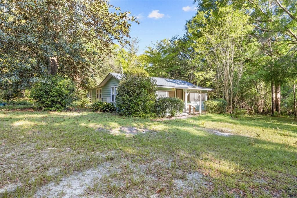 For Sale: $215,000 (2 beds, 1 baths, 988 Square Feet)