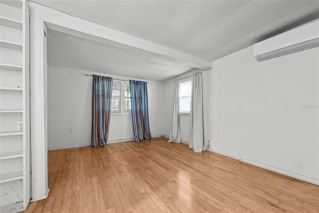 For Sale: $215,000 (2 beds, 1 baths, 988 Square Feet)