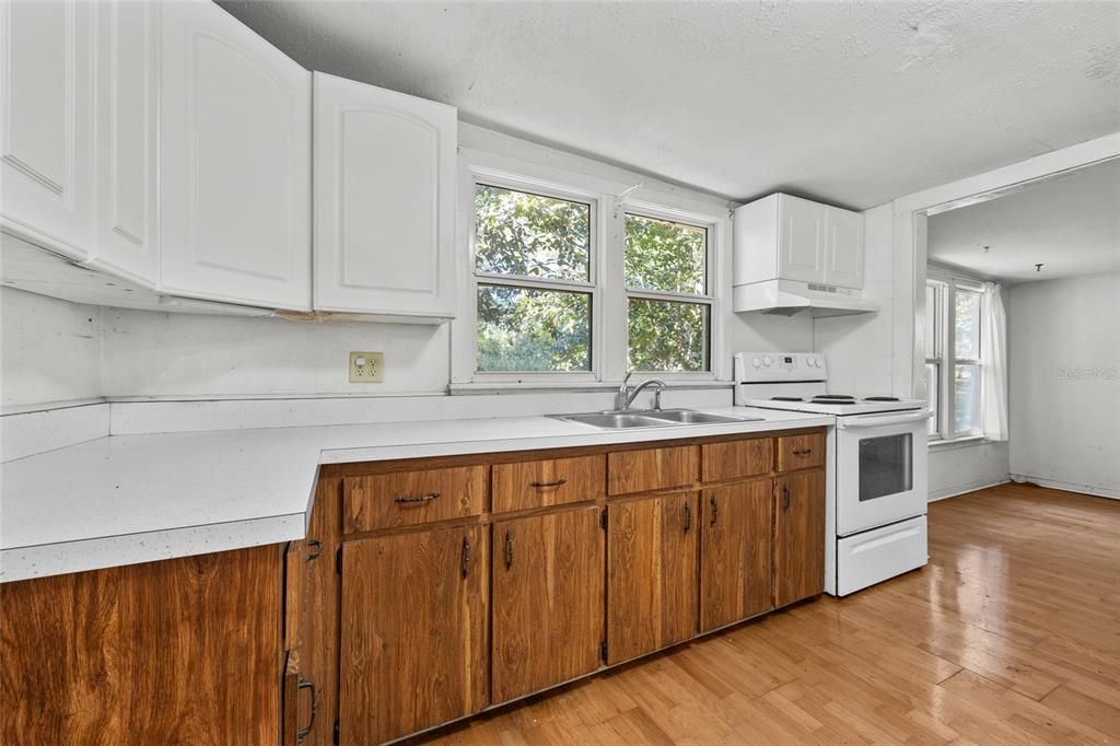 For Sale: $215,000 (2 beds, 1 baths, 988 Square Feet)