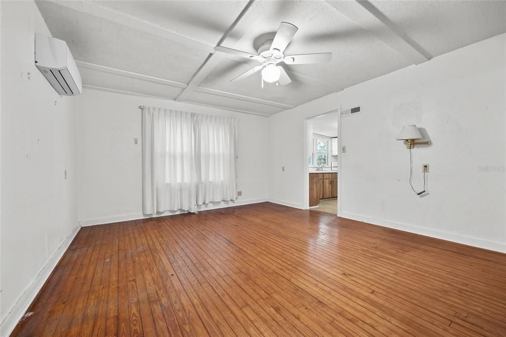 For Sale: $215,000 (2 beds, 1 baths, 988 Square Feet)