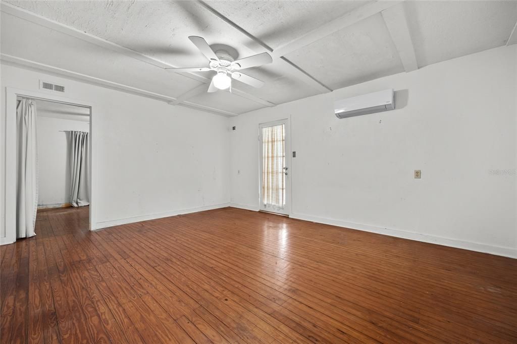 For Sale: $215,000 (2 beds, 1 baths, 988 Square Feet)