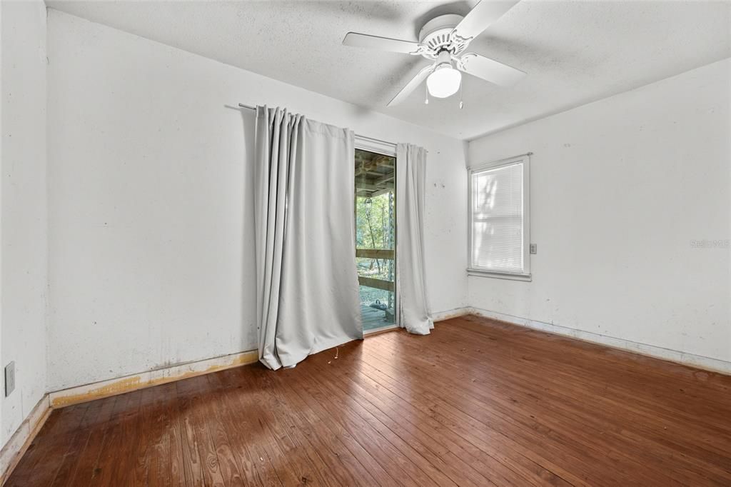 For Sale: $215,000 (2 beds, 1 baths, 988 Square Feet)