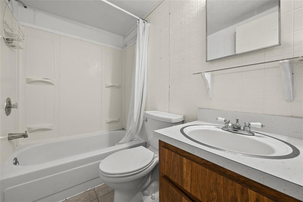 For Sale: $215,000 (2 beds, 1 baths, 988 Square Feet)