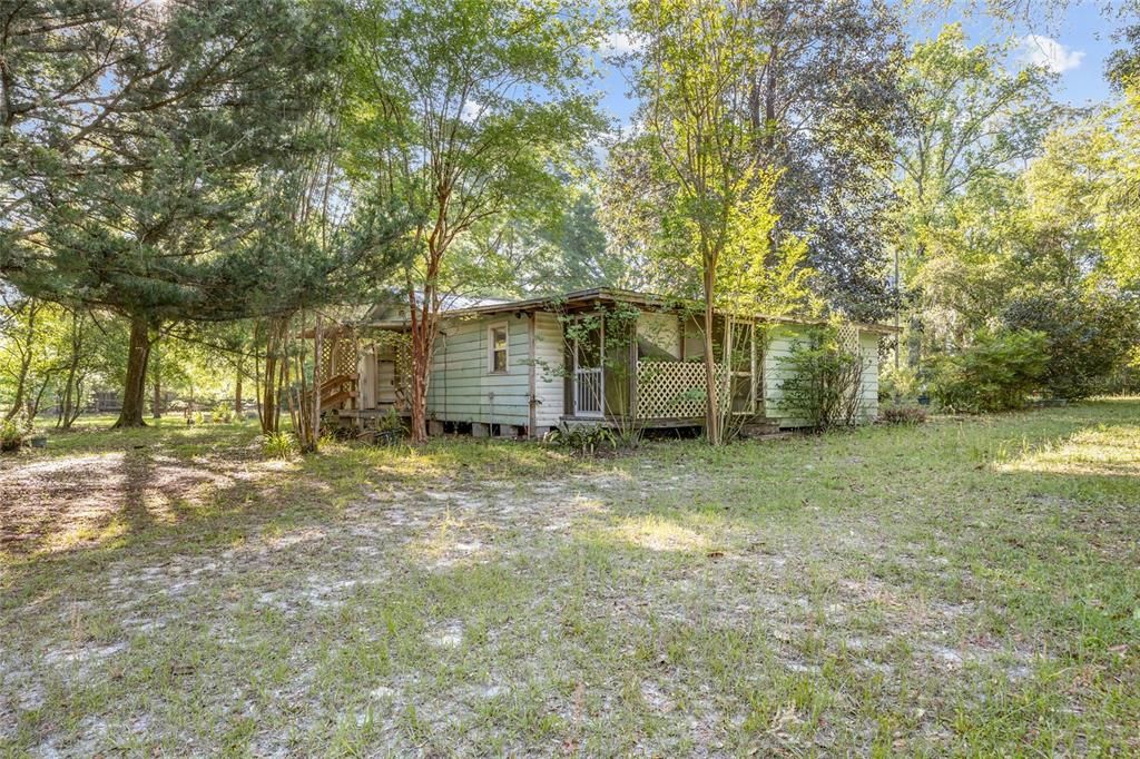 For Sale: $215,000 (2 beds, 1 baths, 988 Square Feet)