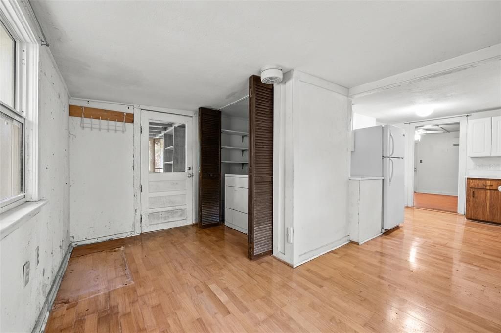For Sale: $215,000 (2 beds, 1 baths, 988 Square Feet)