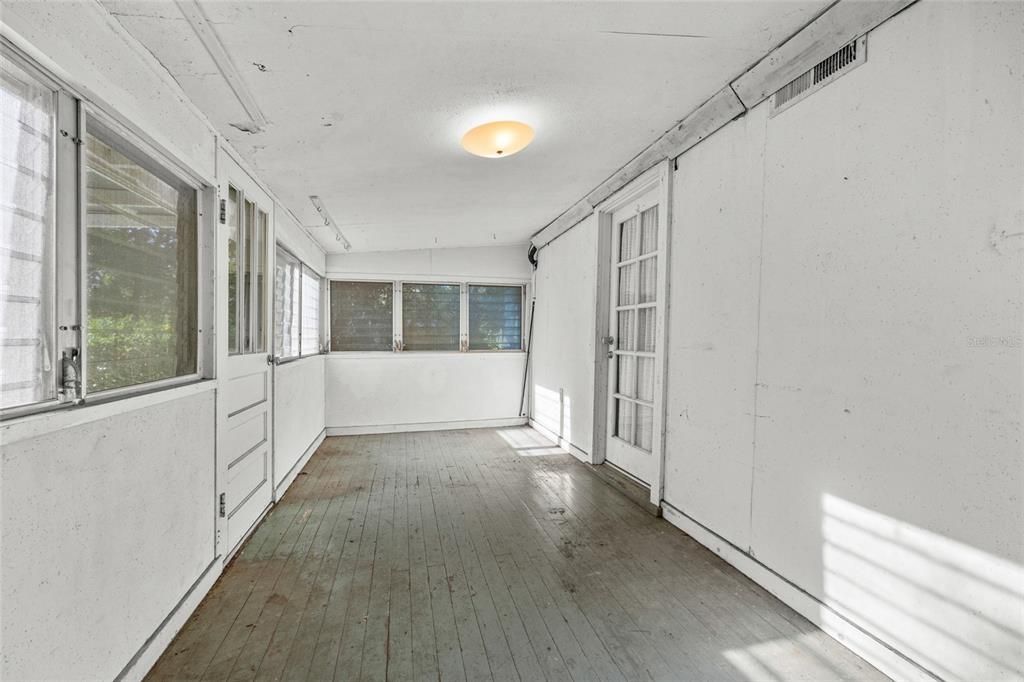 For Sale: $215,000 (2 beds, 1 baths, 988 Square Feet)