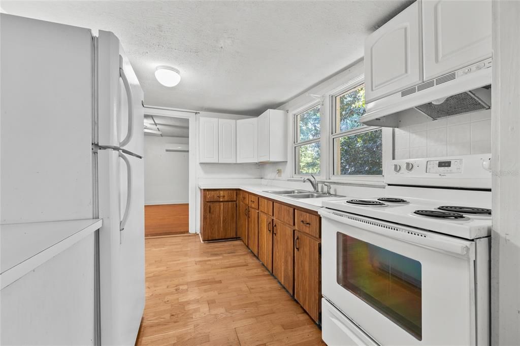 For Sale: $215,000 (2 beds, 1 baths, 988 Square Feet)