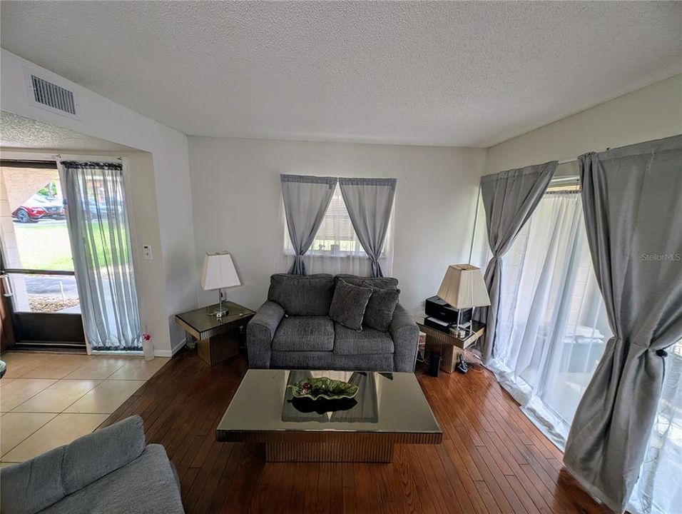 На продажу: $158,000 (2 спален, 2 ванн, 897 Квадратных фут)