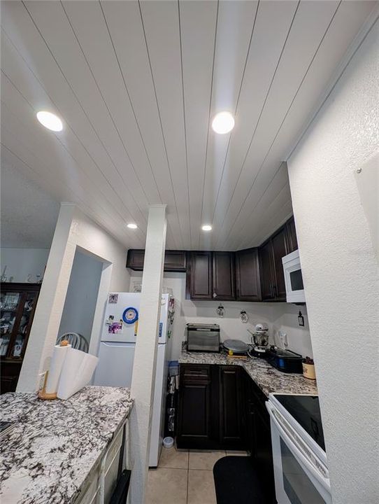 На продажу: $158,000 (2 спален, 2 ванн, 897 Квадратных фут)