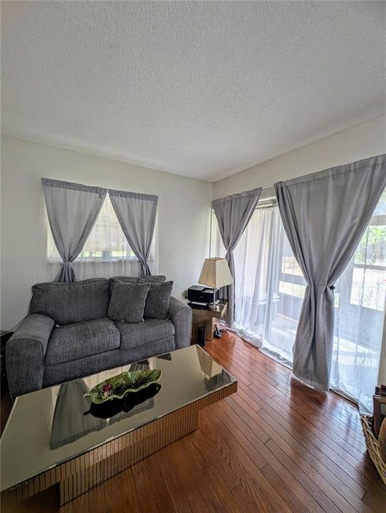 На продажу: $158,000 (2 спален, 2 ванн, 897 Квадратных фут)