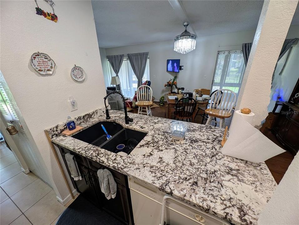 На продажу: $158,000 (2 спален, 2 ванн, 897 Квадратных фут)