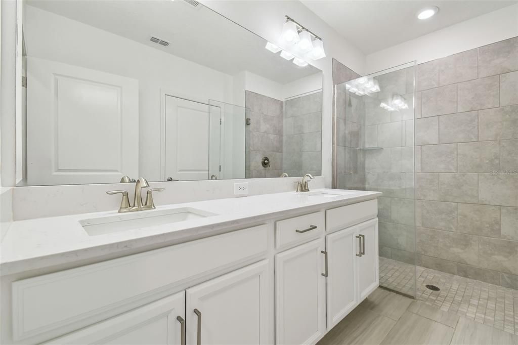 Activo con contrato: $250,000 (2 camas, 2 baños, 1615 Pies cuadrados)