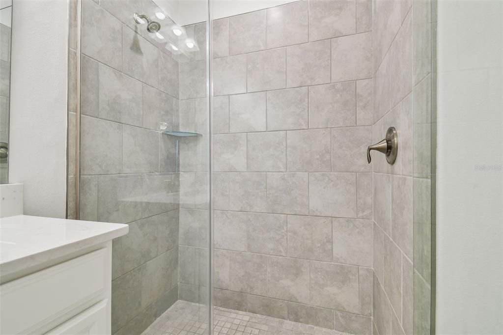 Activo con contrato: $250,000 (2 camas, 2 baños, 1615 Pies cuadrados)