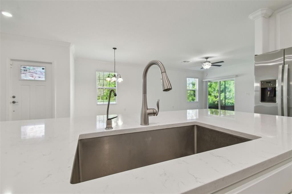 Activo con contrato: $250,000 (2 camas, 2 baños, 1615 Pies cuadrados)