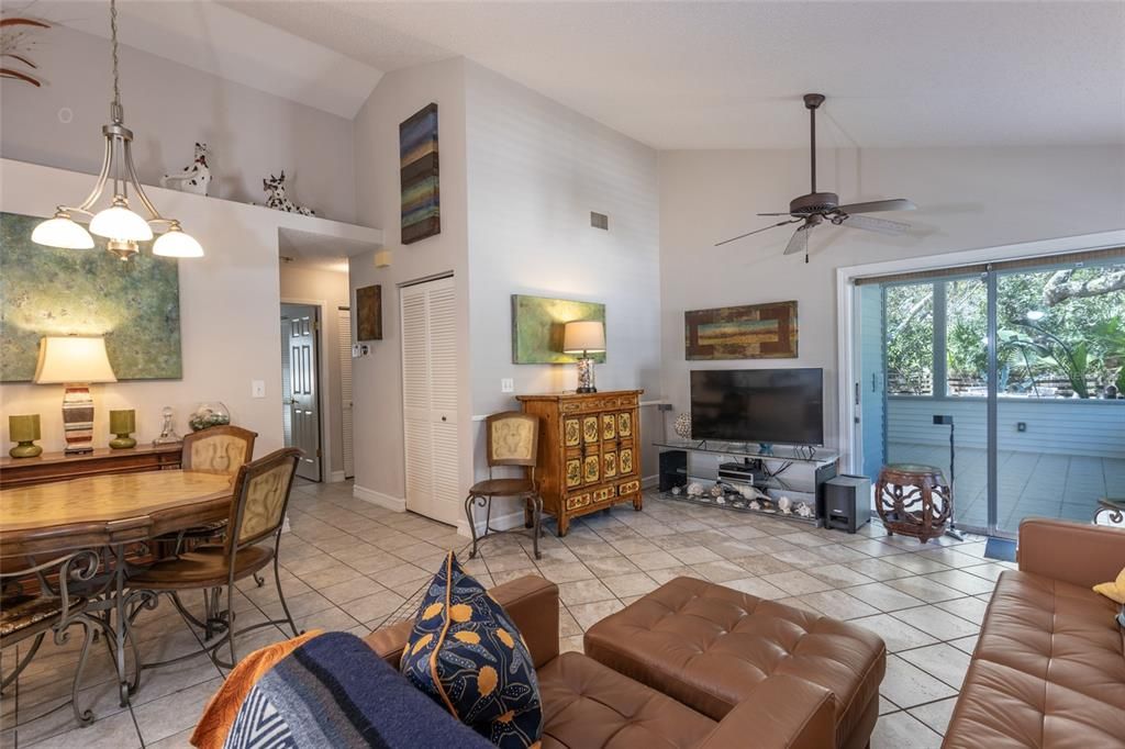 For Sale: $459,000 (2 beds, 2 baths, 1006 Square Feet)