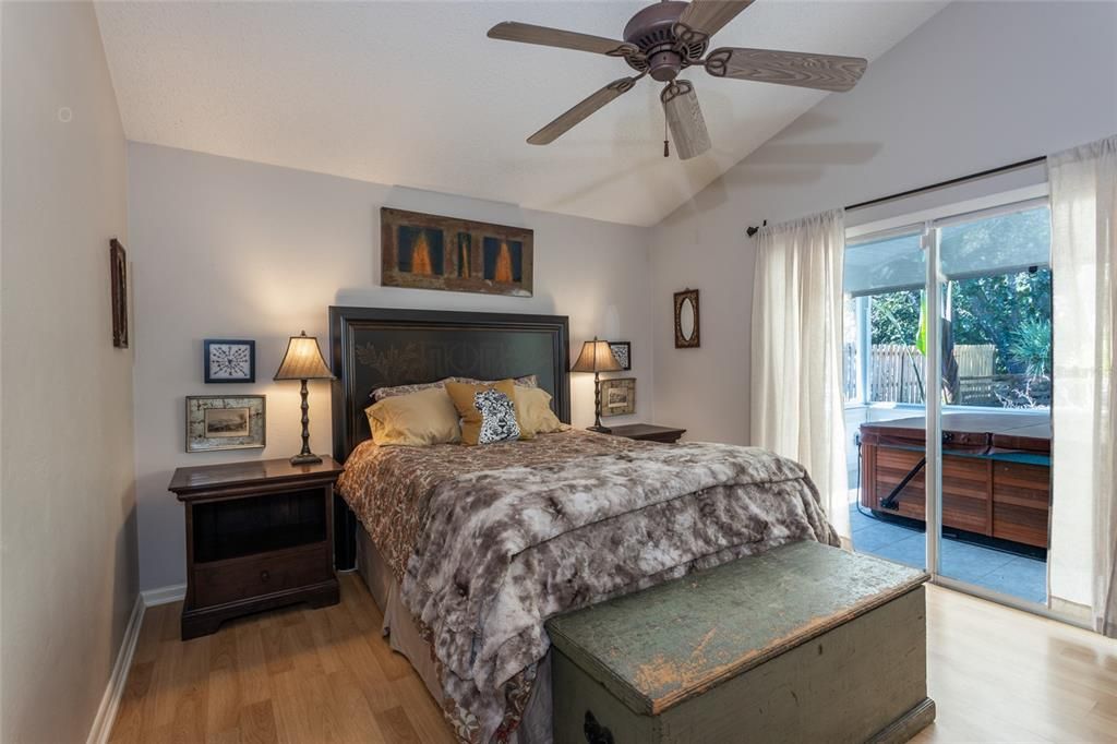 For Sale: $459,000 (2 beds, 2 baths, 1006 Square Feet)