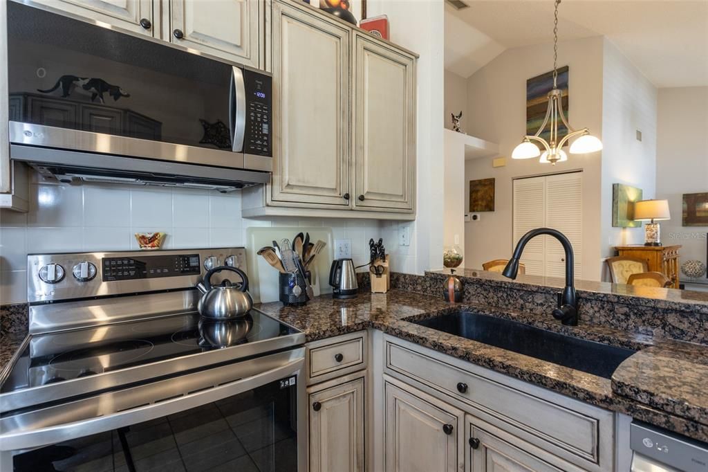 For Sale: $459,000 (2 beds, 2 baths, 1006 Square Feet)