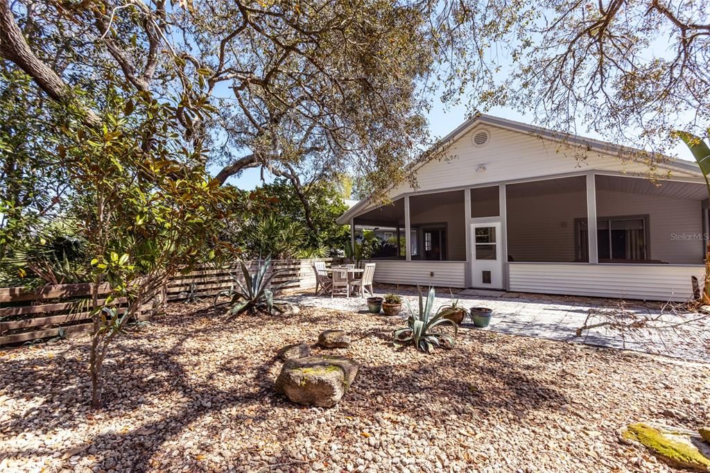 For Sale: $459,000 (2 beds, 2 baths, 1006 Square Feet)