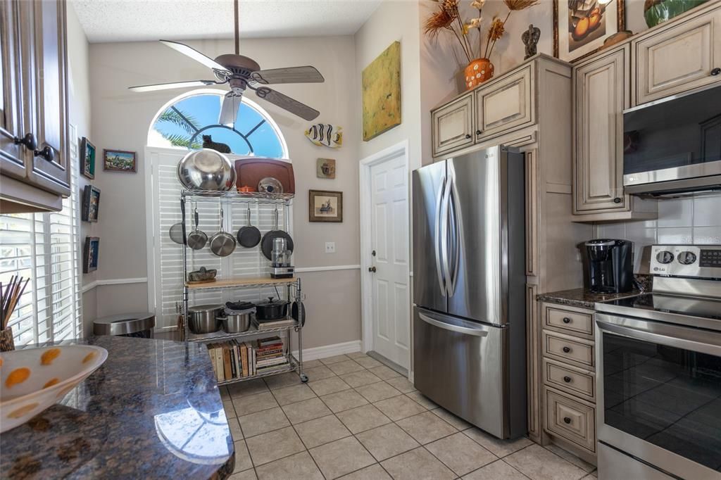 For Sale: $459,000 (2 beds, 2 baths, 1006 Square Feet)