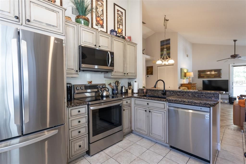 For Sale: $459,000 (2 beds, 2 baths, 1006 Square Feet)