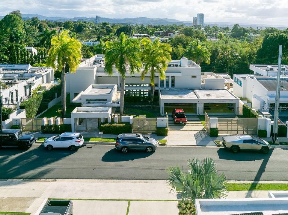 Vendido Recientemente: $6,900,000 (4 camas, 6 baños, 7200 Pies cuadrados)