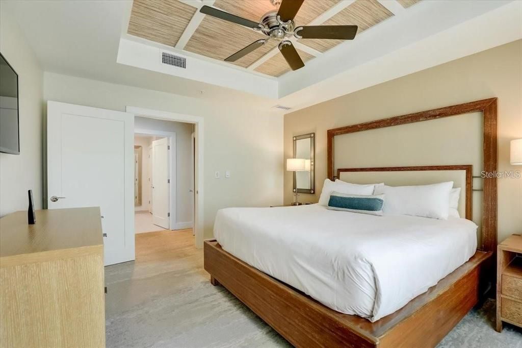 For Sale: $450,000 (2 beds, 2 baths, 1023 Square Feet)
